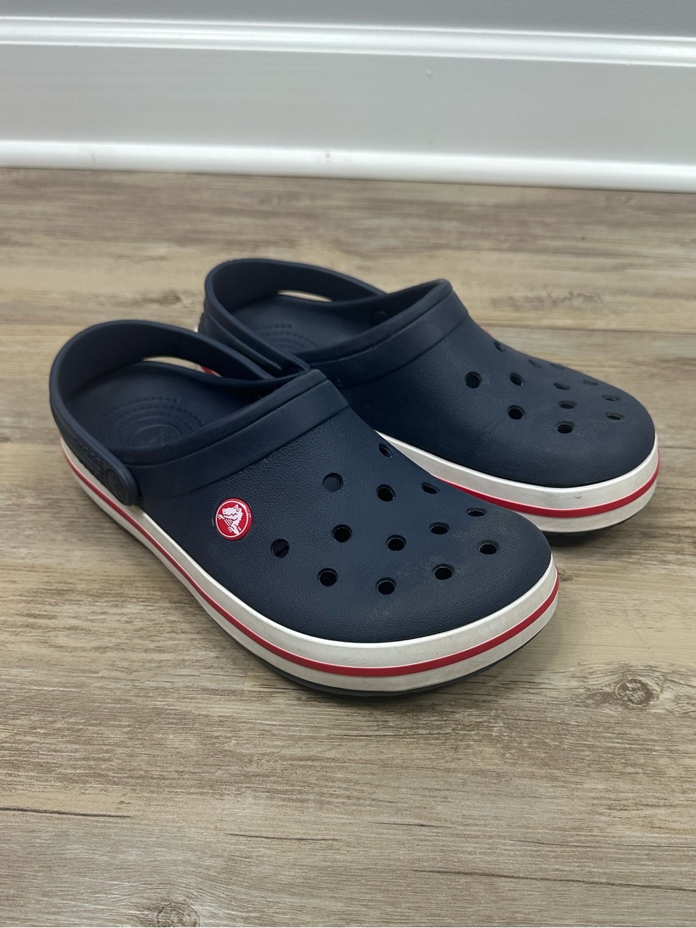 Crocs Navy Red Striped Mens 7 Womens 9